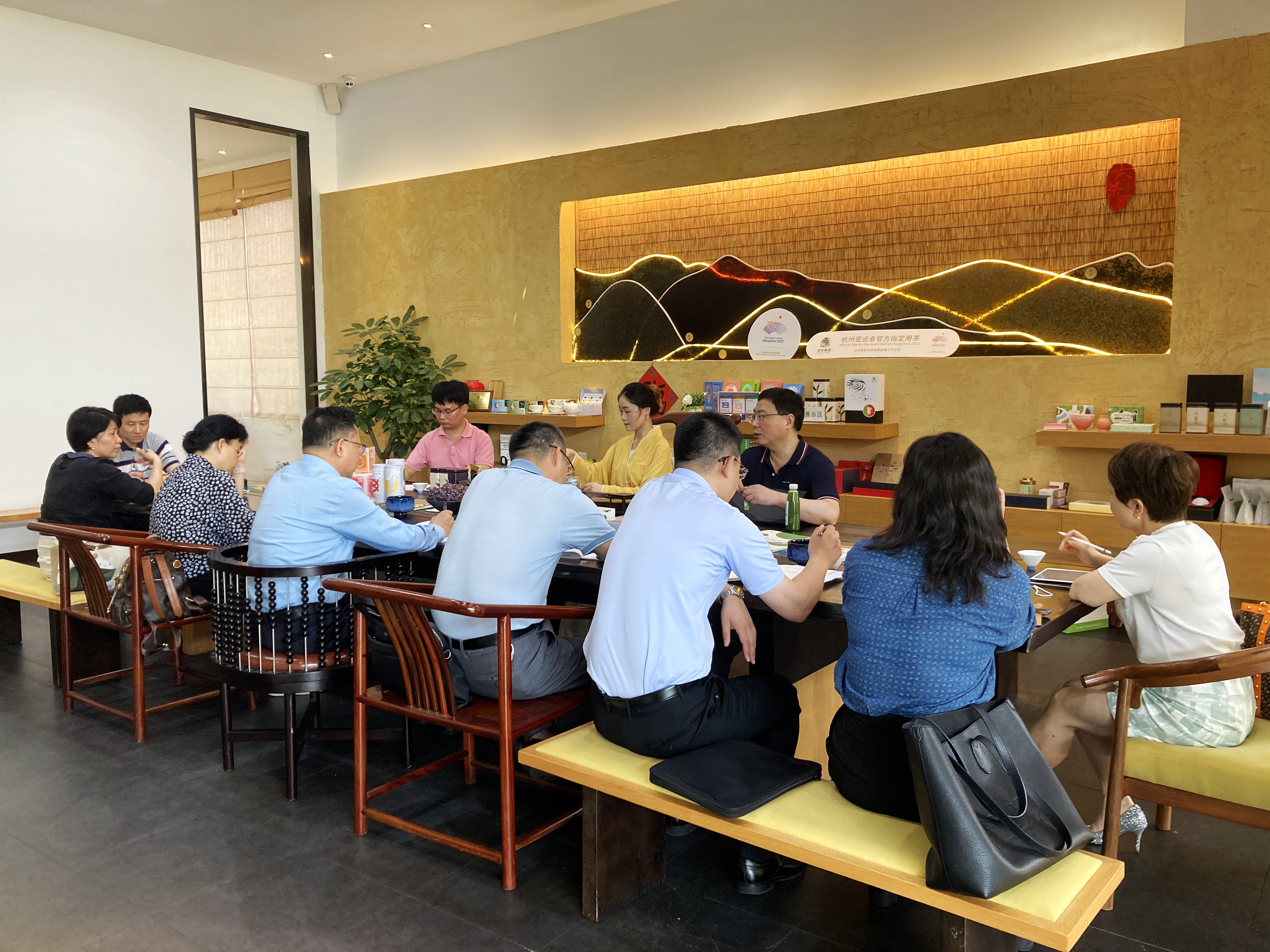 杭州市政协副主席郭清晔一行走访调研B体育（中国）国际平台,B SPORTS骆驼九宇公司