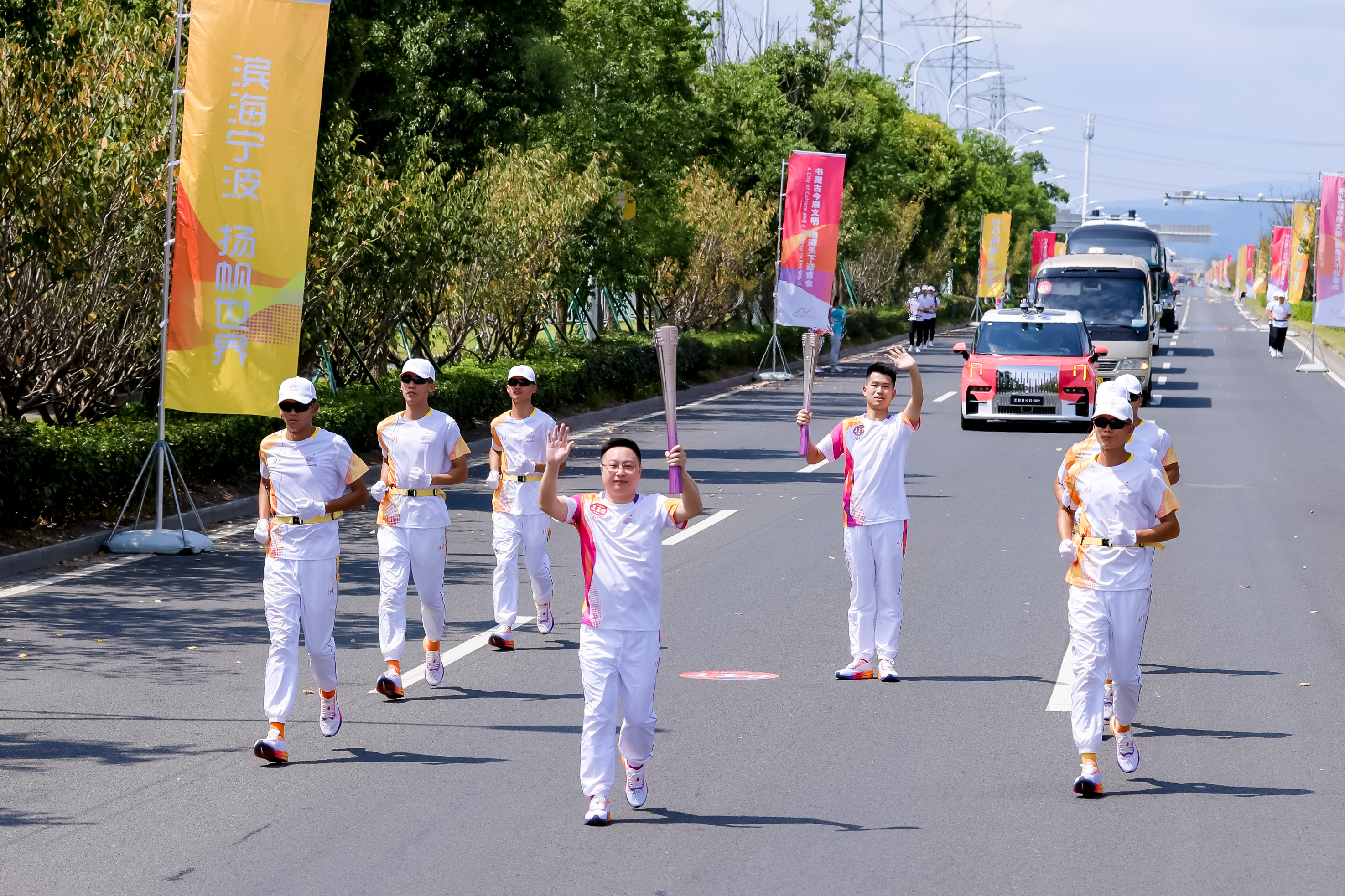 以亚运之窗展国茶之韵丨B体育（中国）国际平台,B SPORTS董事长陈星参加杭州亚运会火炬传递活动